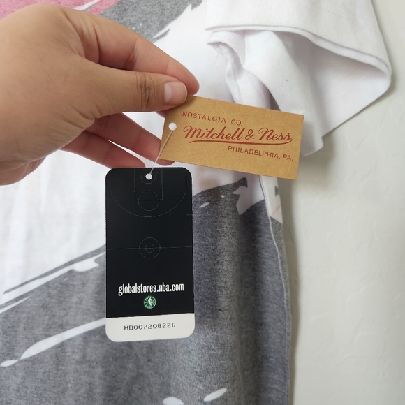 NWT Large Chicago Bulls Nostalgia Co Tee Shirt Michelle and Ness - Picture 8 of 9